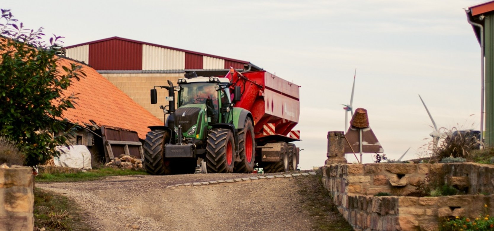 S_034_landwirtschaftsbetrieb_florian_uherek_traktor_web-jpg.jpg