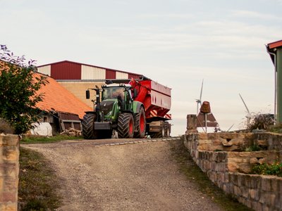 S_034_landwirtschaftsbetrieb_florian_uherek_traktor_web-jpg.jpg