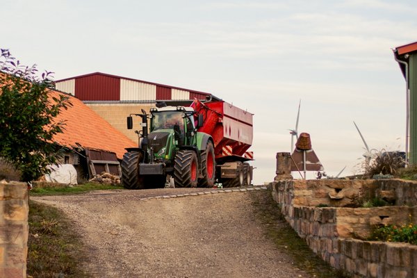 S_034_landwirtschaftsbetrieb_florian_uherek_traktor_web-jpg.jpg