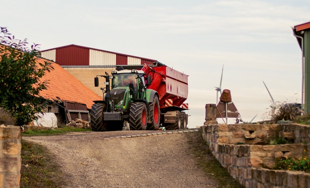 S_034_landwirtschaftsbetrieb_florian_uherek_traktor_web-jpg.jpg